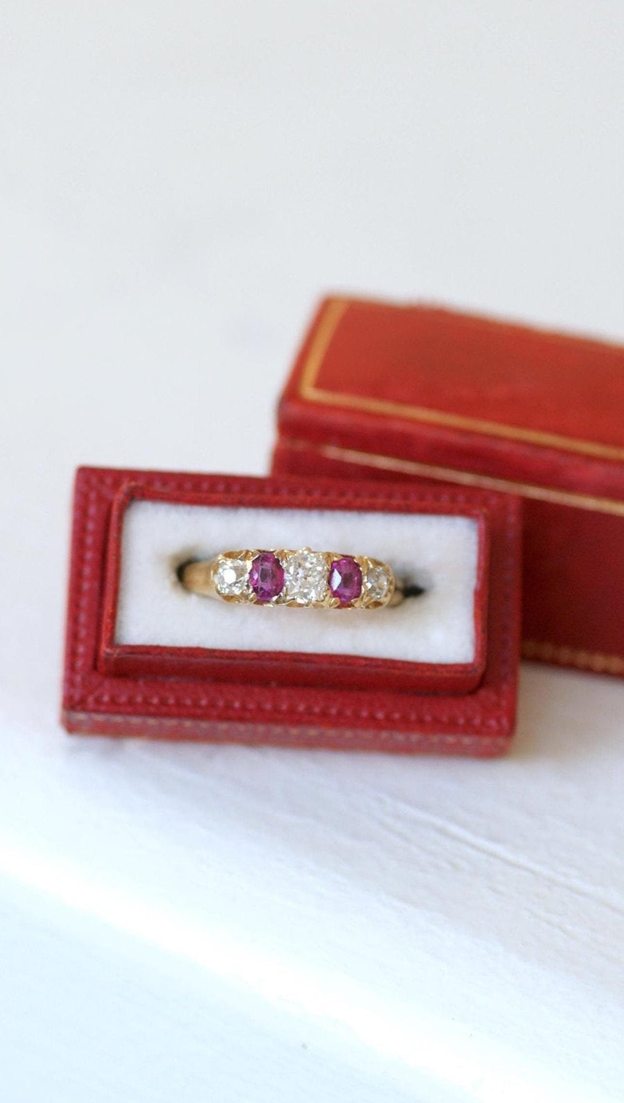 Bague Jarretière Diamants et Rubis sur Or jaune - Galerie Pénélope