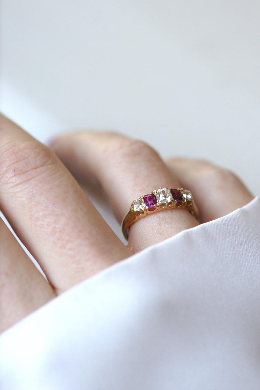 Bague Jarretière Diamants et Rubis sur Or jaune - Galerie Pénélope