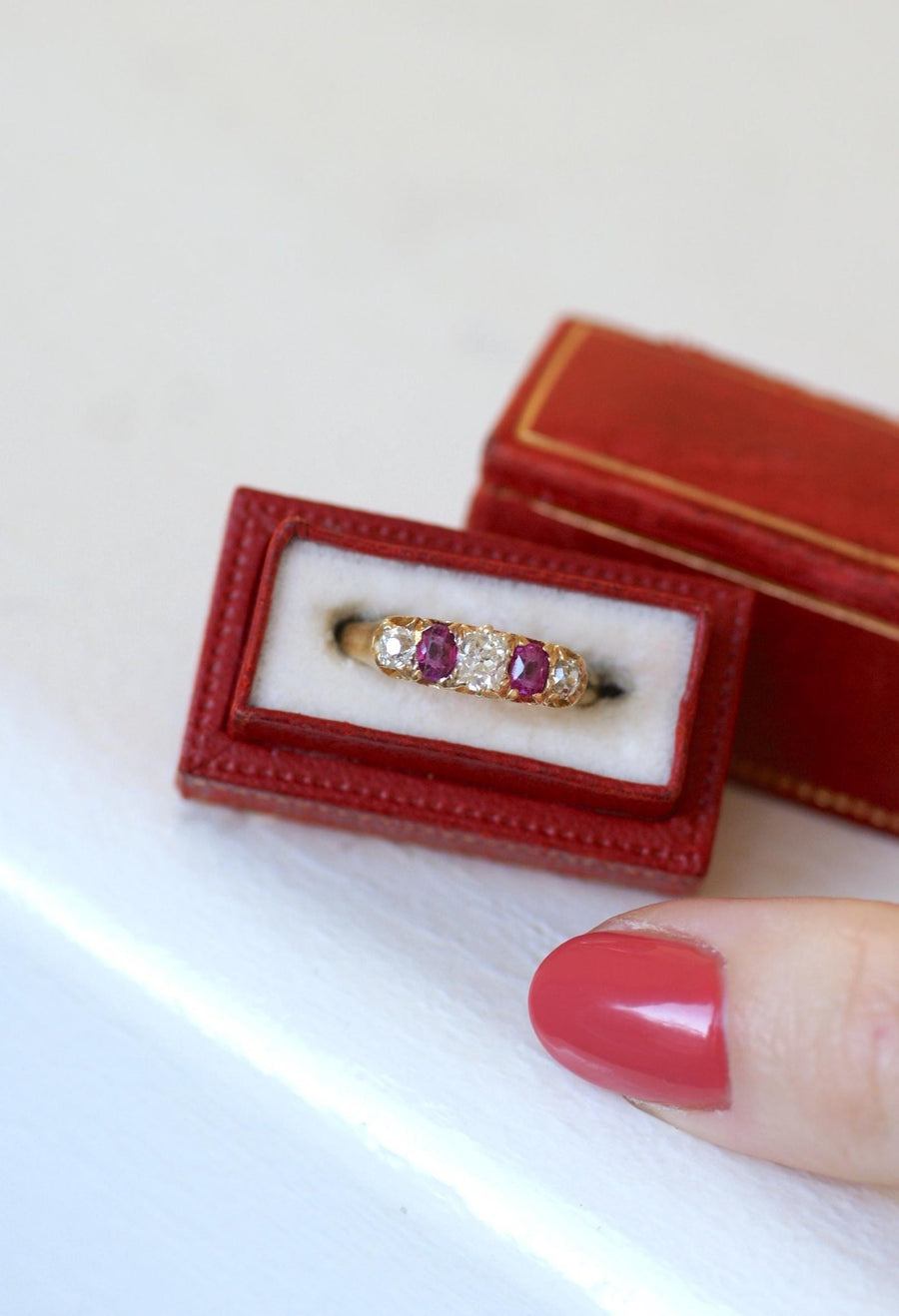 Bague Jarretière Diamants et Rubis sur Or jaune - Galerie Pénélope