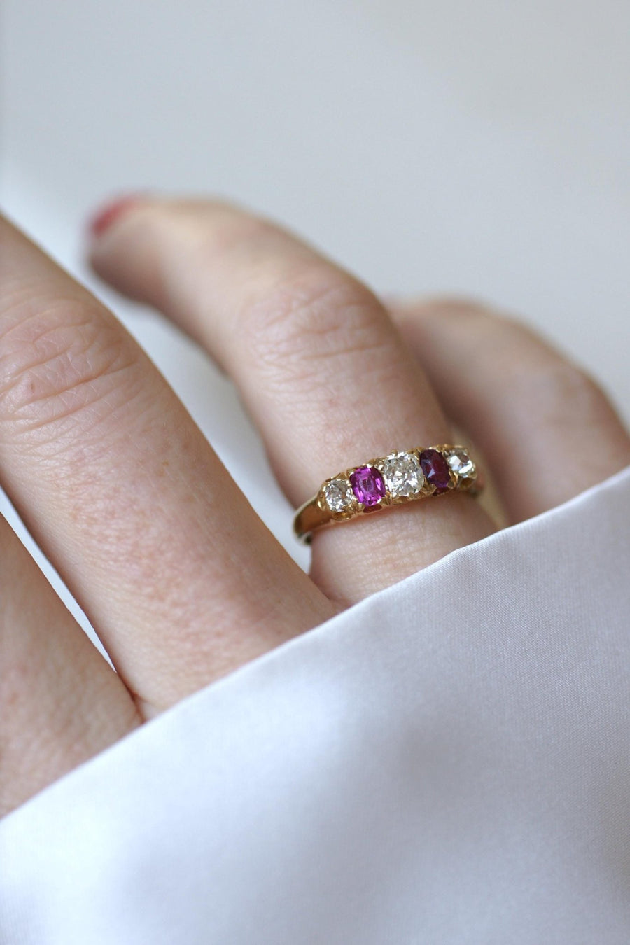 Bague Jarretière Diamants et Rubis sur Or jaune - Galerie Pénélope