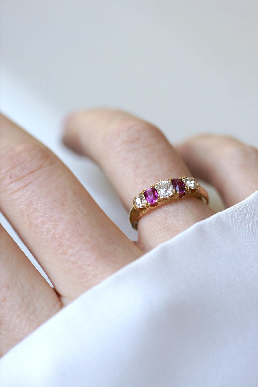 Bague Jarretière Diamants et Rubis sur Or jaune - Galerie Pénélope