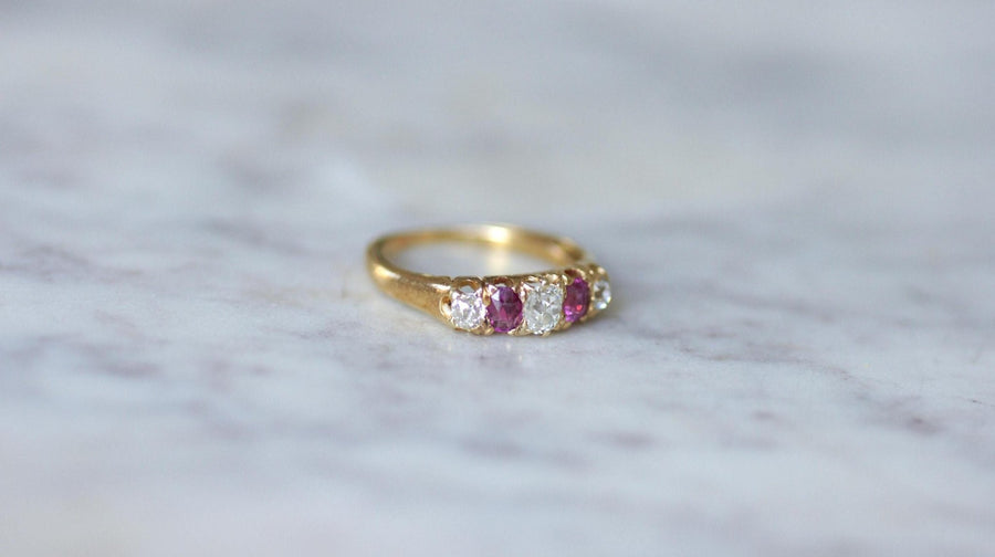 Bague Jarretière Diamants et Rubis sur Or jaune - Galerie Pénélope