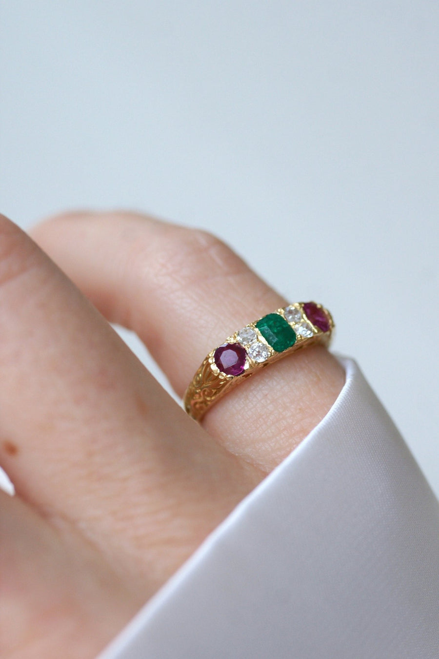 Bague Jarretière Emeraudes Rubis et Diamants Or Jaune - Galerie Pénélope