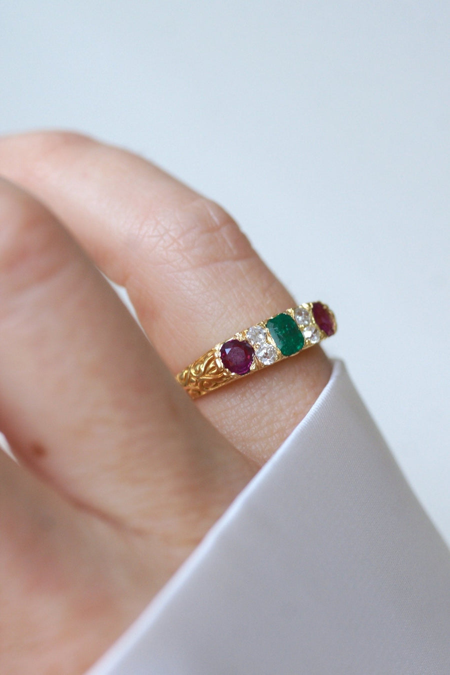 Bague Jarretière Emeraudes Rubis et Diamants Or Jaune - Galerie Pénélope