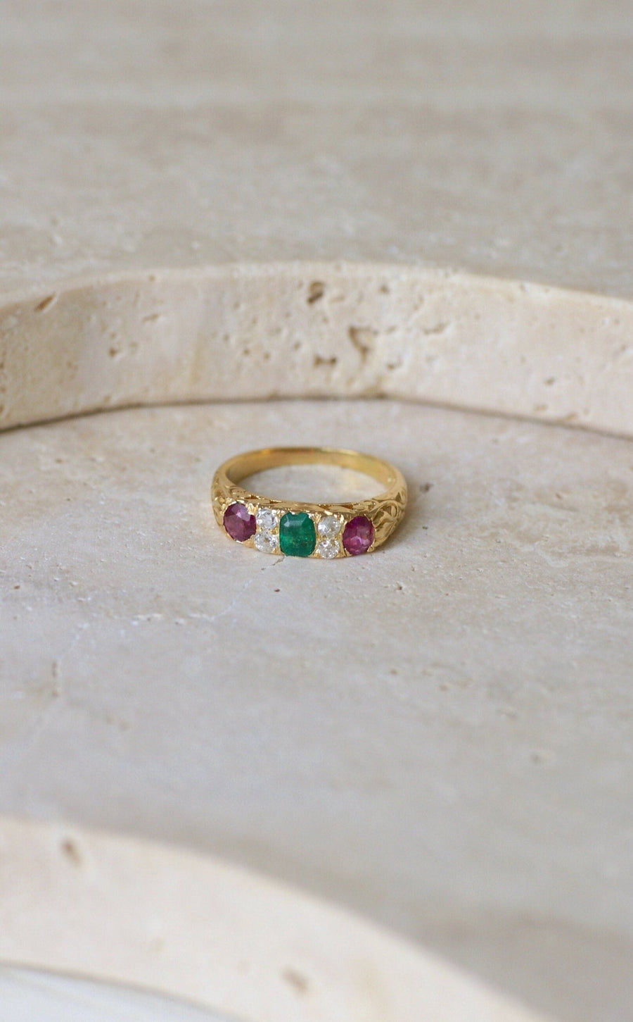 Bague Jarretière Emeraudes Rubis et Diamants Or Jaune - Galerie Pénélope