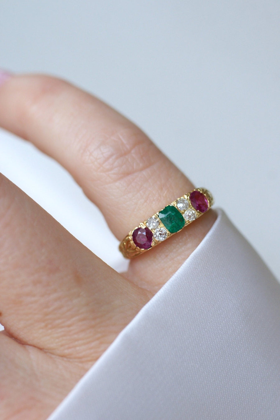 Bague Jarretière Emeraudes Rubis et Diamants Or Jaune - Galerie Pénélope