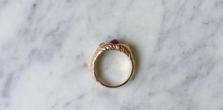 Bague Jonc Ciselé Rubis Birman et Diamants Or Rose - Galerie Pénélope