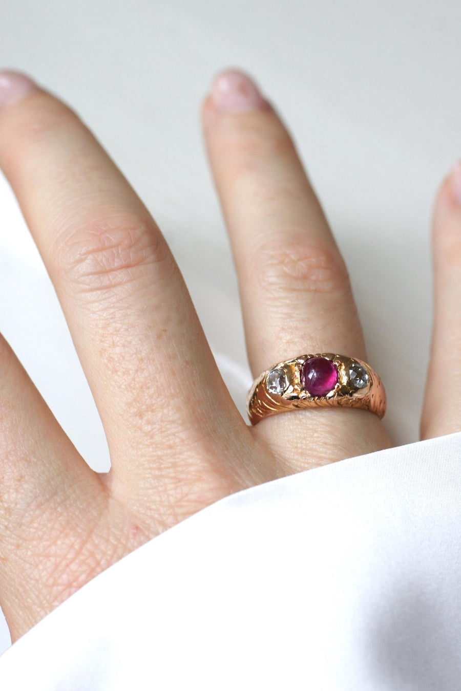 Bague Jonc Ciselé Rubis Birman et Diamants Or Rose - Galerie Pénélope