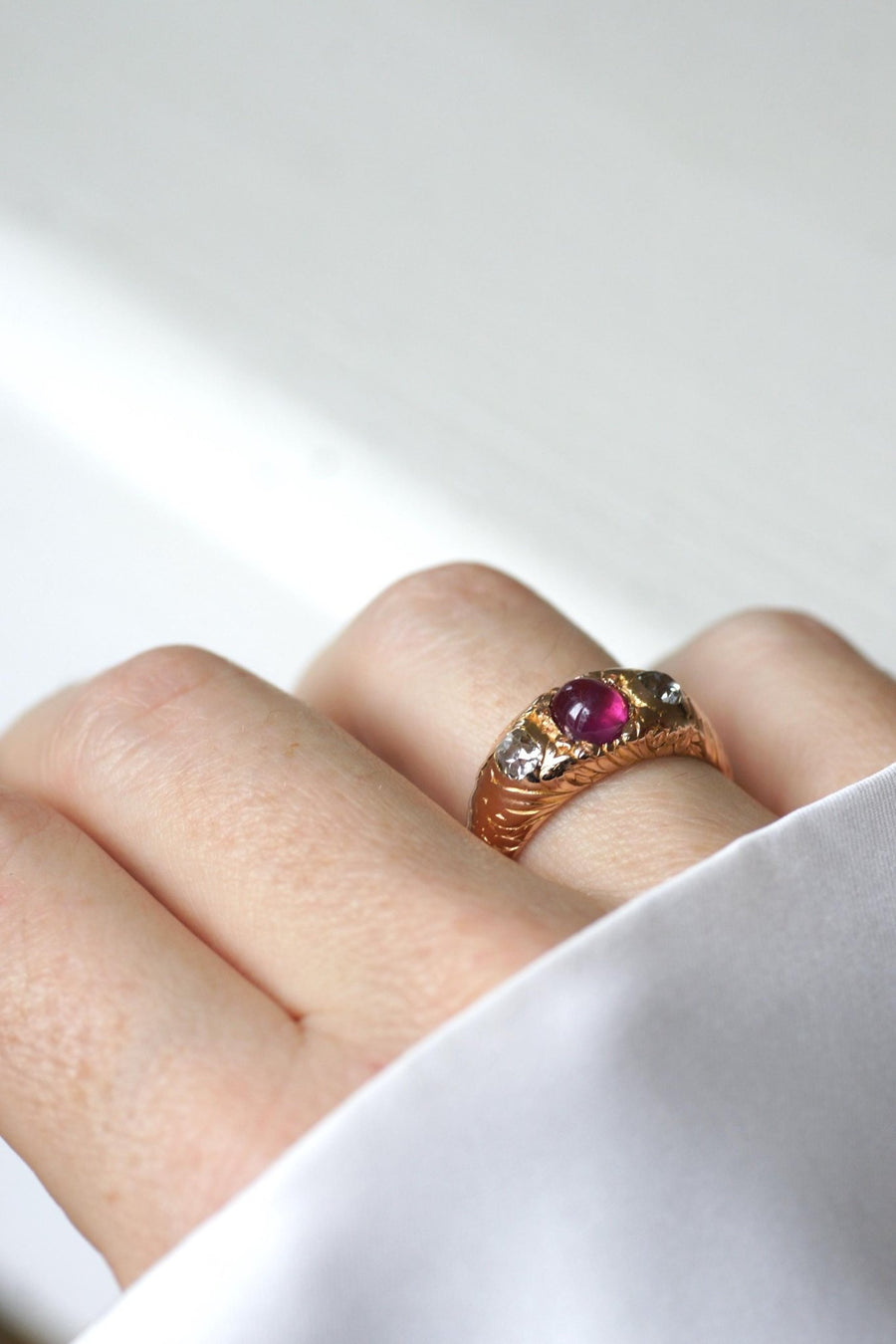 Bague Jonc Ciselé Rubis Birman et Diamants Or Rose - Galerie Pénélope