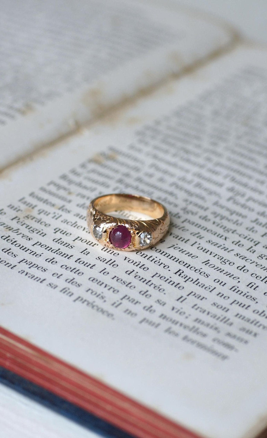 Bague Jonc Ciselé Rubis Birman et Diamants Or Rose - Galerie Pénélope