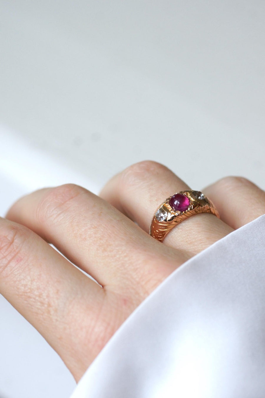 Bague Jonc Ciselé Rubis Birman et Diamants Or Rose - Galerie Pénélope