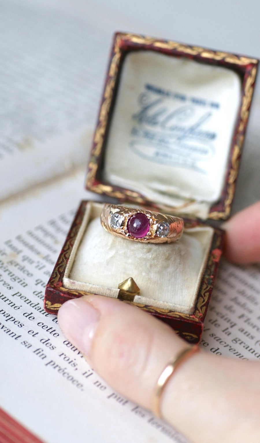 Bague Jonc Ciselé Rubis Birman et Diamants Or Rose - Galerie Pénélope