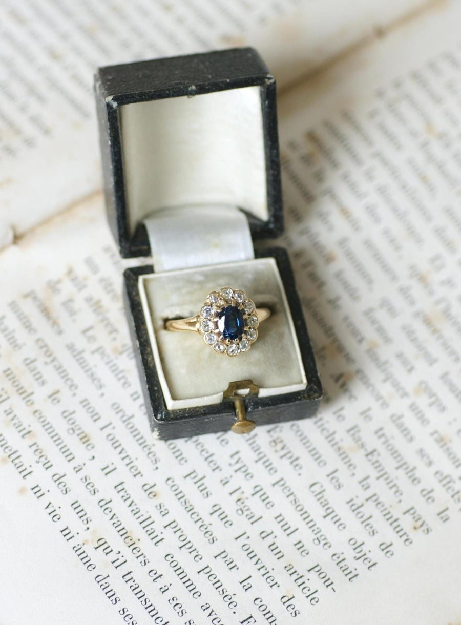 Bague Marguerite Ancienne Saphir 0,85 Cts et Diamants sur Or jaune - Galerie Pénélope