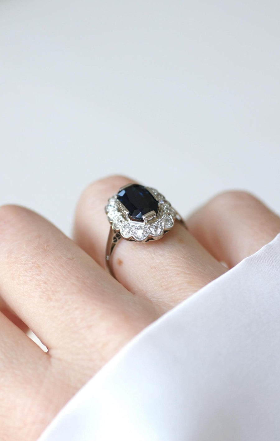 Bague Marguerite Art Déco Saphir 3,00 Cts & Diamants - Galerie Pénélope