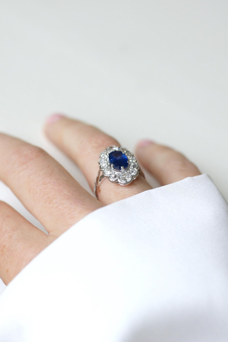 Bague Marguerite Art Deco Saphir Ceylan 1,90 Cts et Diamants - Galerie Pénélope