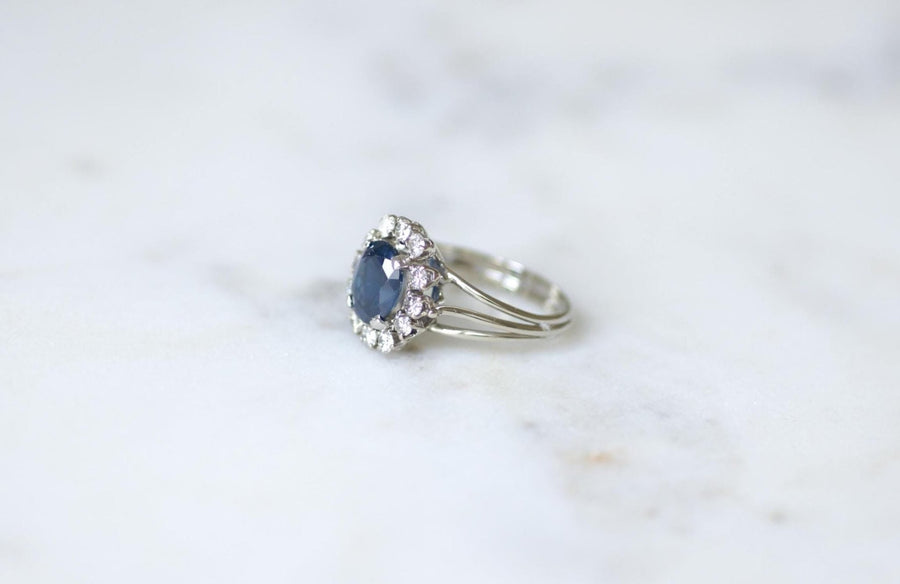 Bague Marguerite Saphir 2,40 Cts Entourage Diamants Années 60 - Galerie Pénélope