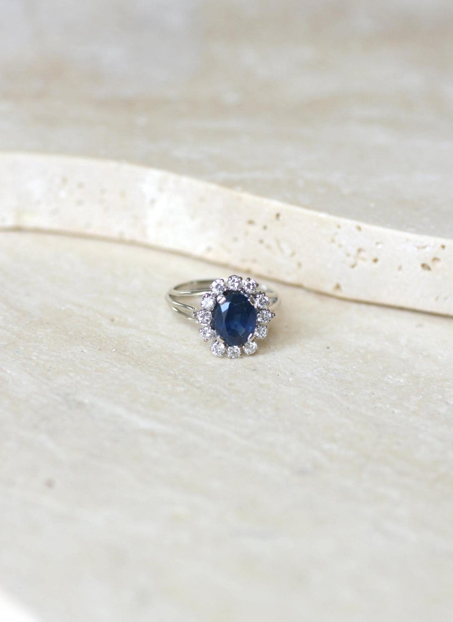 Bague Marguerite Saphir 2,40 Cts Entourage Diamants Années 60 - Galerie Pénélope