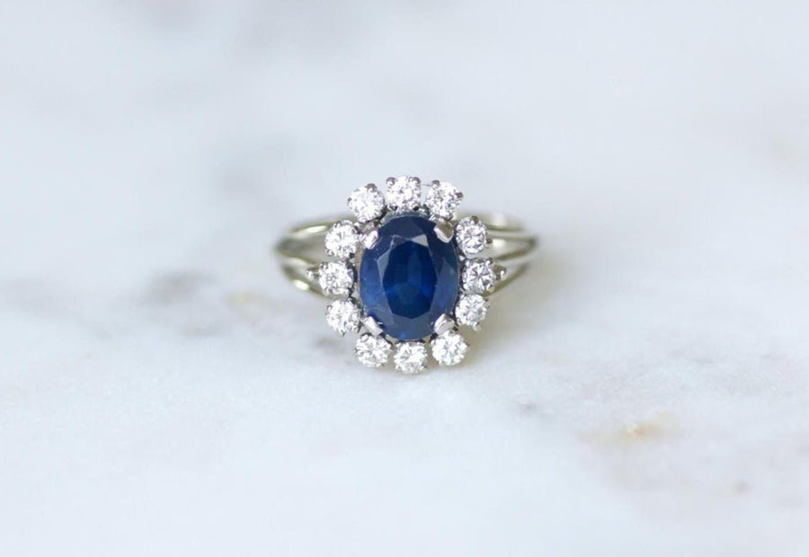 Bague Marguerite Saphir 2,40 Cts Entourage Diamants Années 60 - Galerie Pénélope