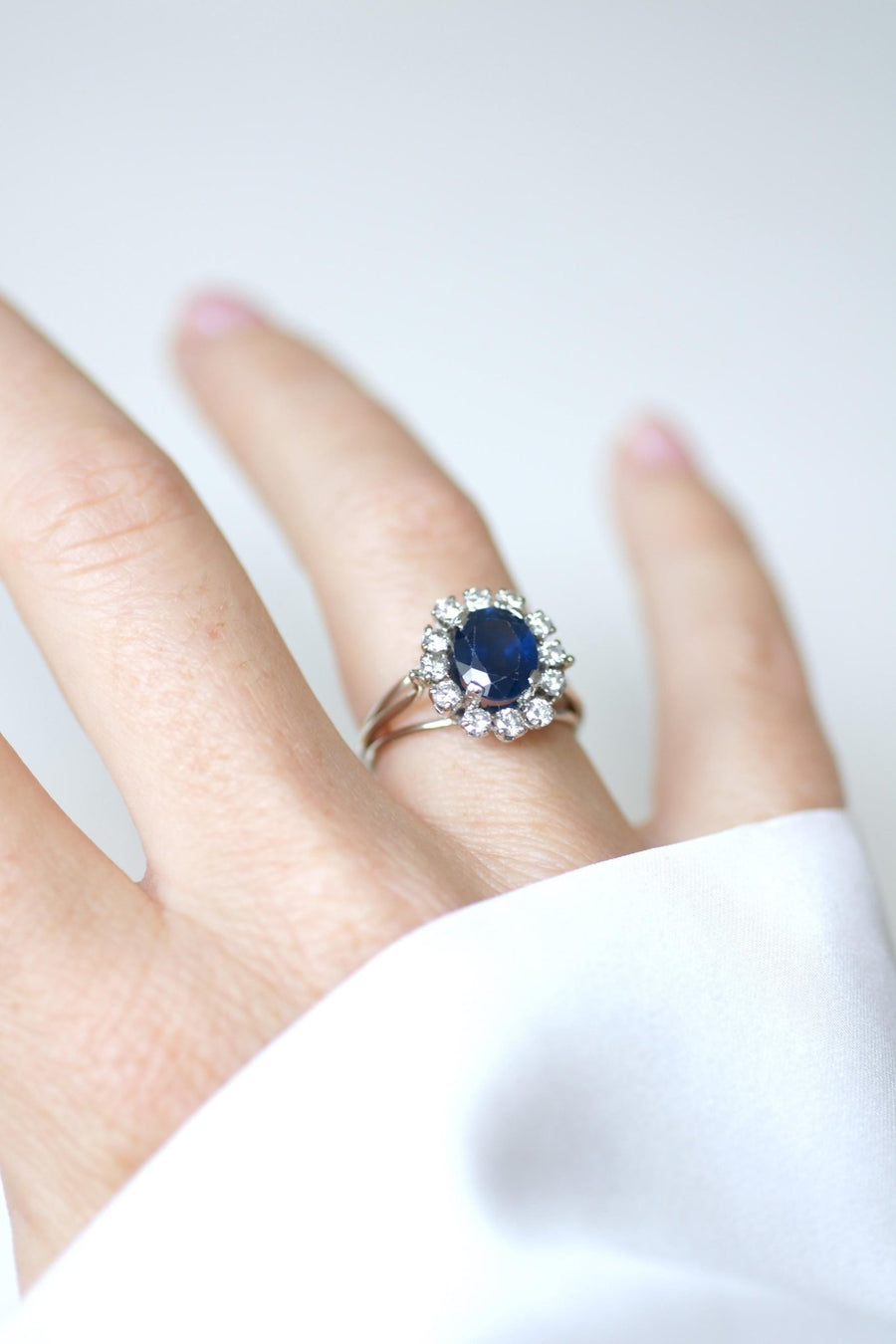 Bague Marguerite Saphir 2,40 Cts Entourage Diamants Années 60 - Galerie Pénélope