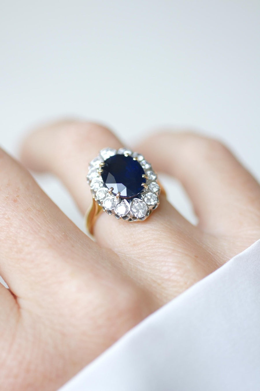 Bague Marguerite Saphir 4,60 Cts Entourage Diamants - Galerie Pénélope