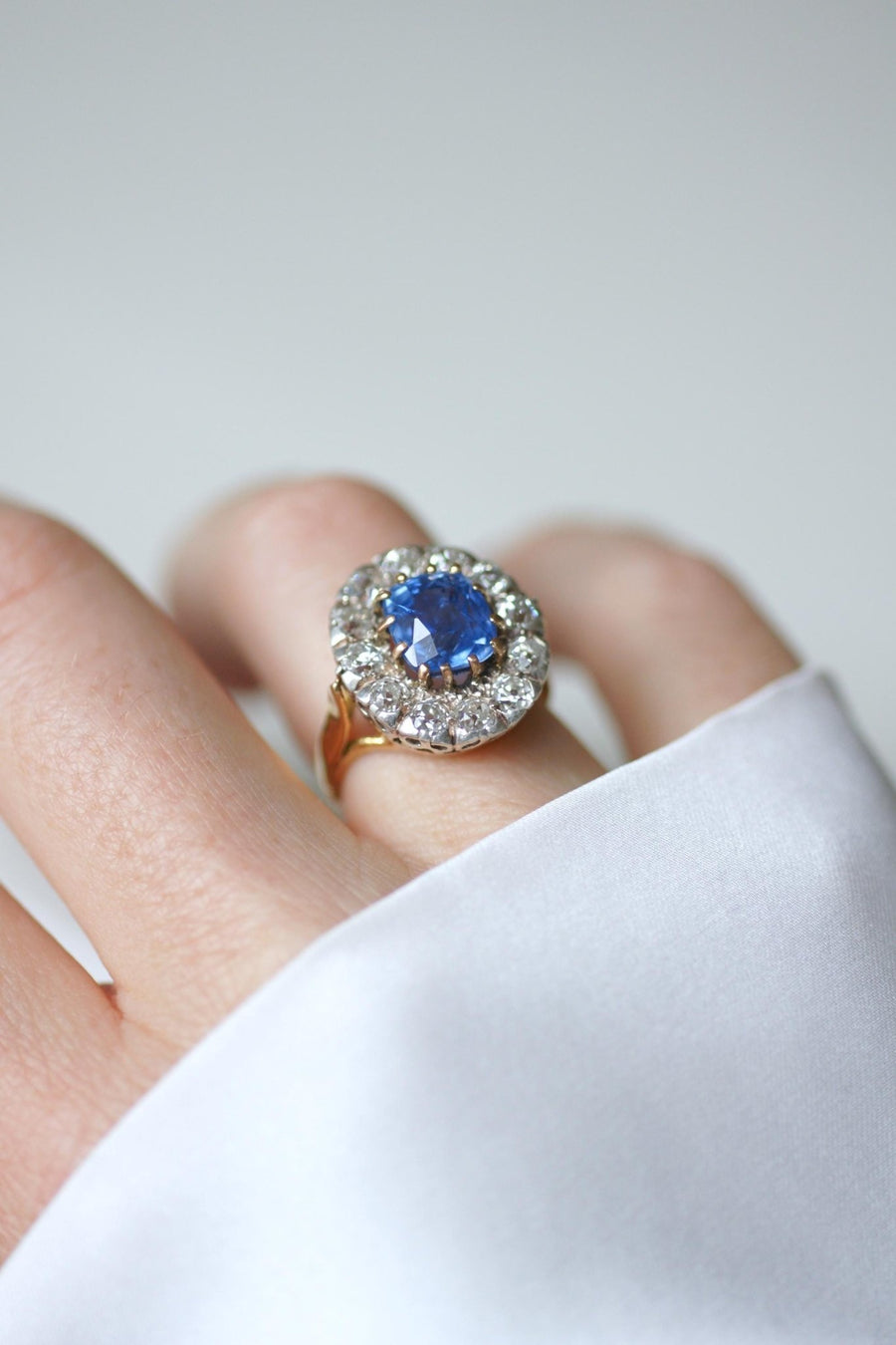 Bague Marguerite Saphir de Ceylan 4,50 Cts et Diamants - Galerie Pénélope