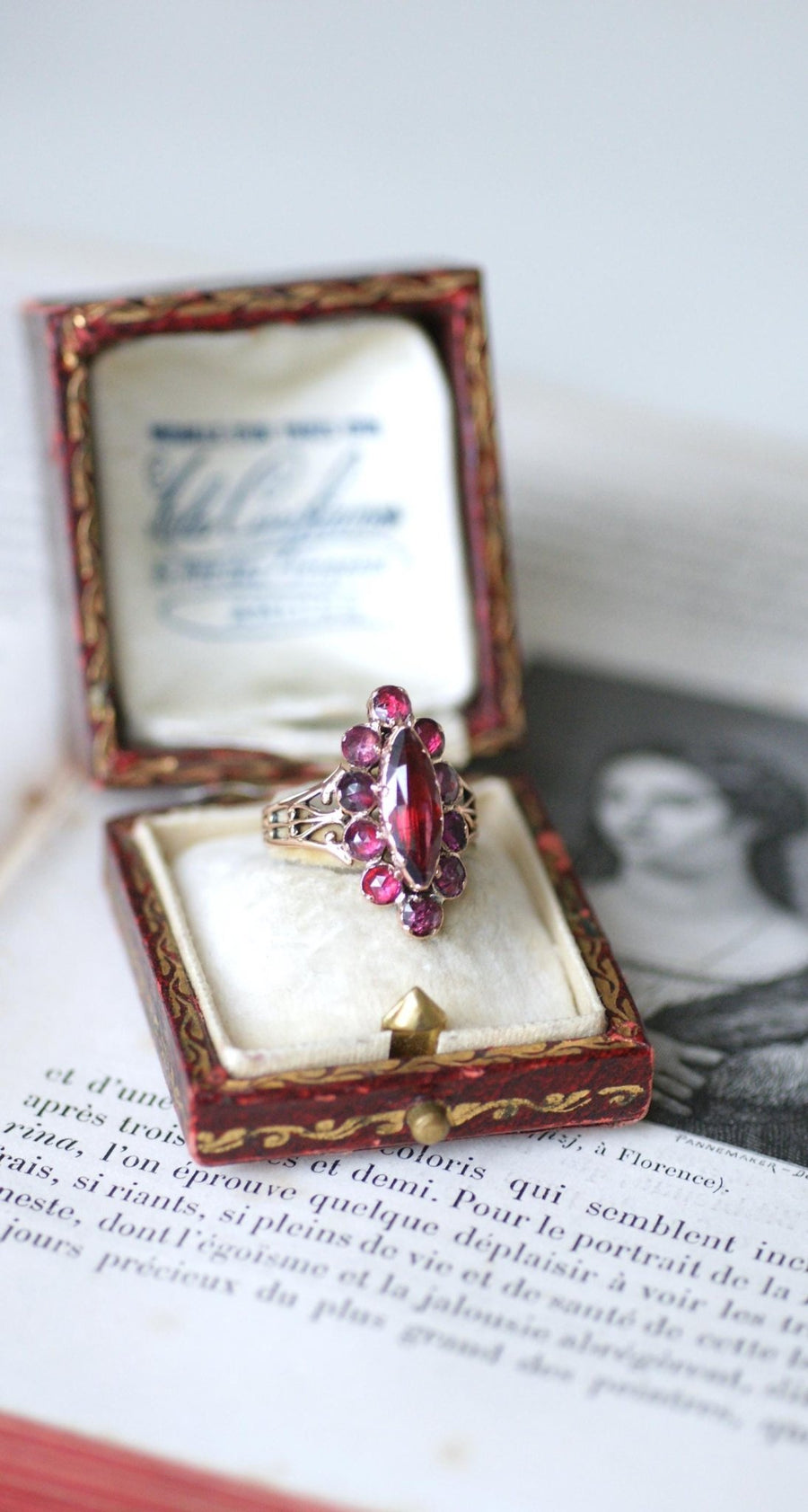 Bague Marquise Ancienne Or Rose et Grenats de Perpignan - Galerie Pénélope