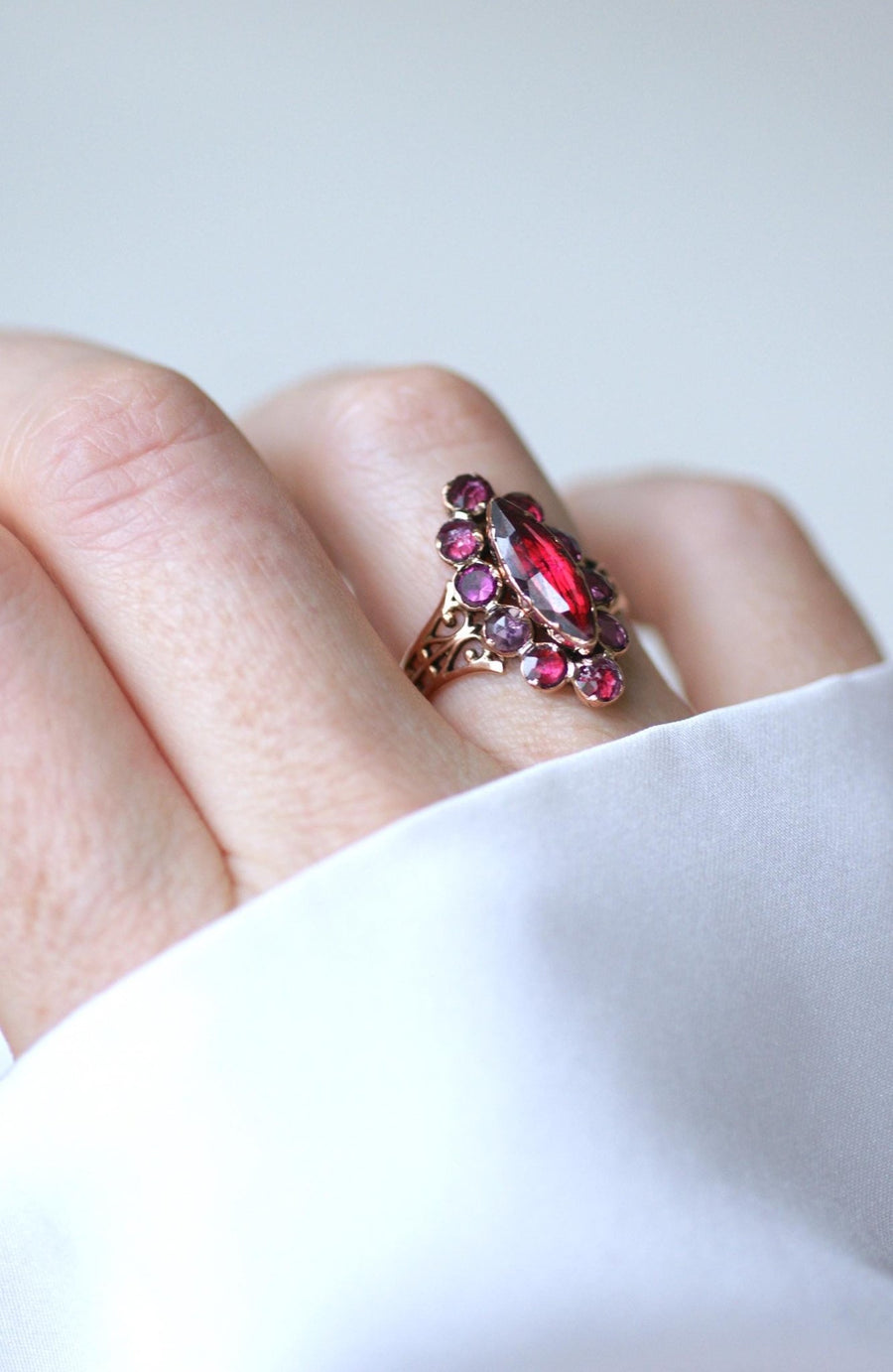 Bague Marquise Ancienne Or Rose et Grenats de Perpignan - Galerie Pénélope