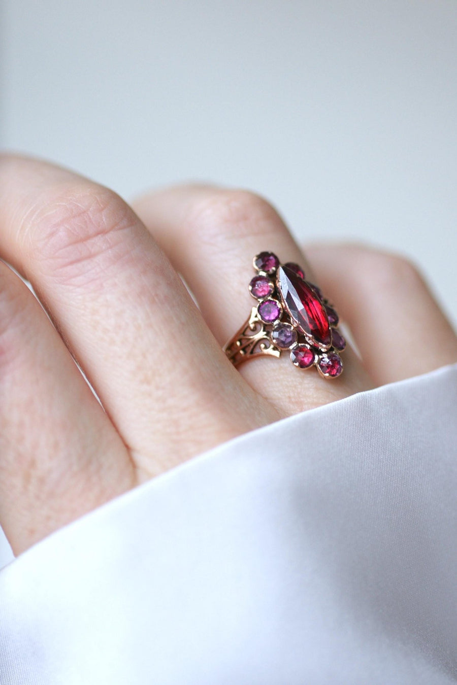 Bague Marquise Ancienne Or Rose et Grenats de Perpignan - Galerie Pénélope