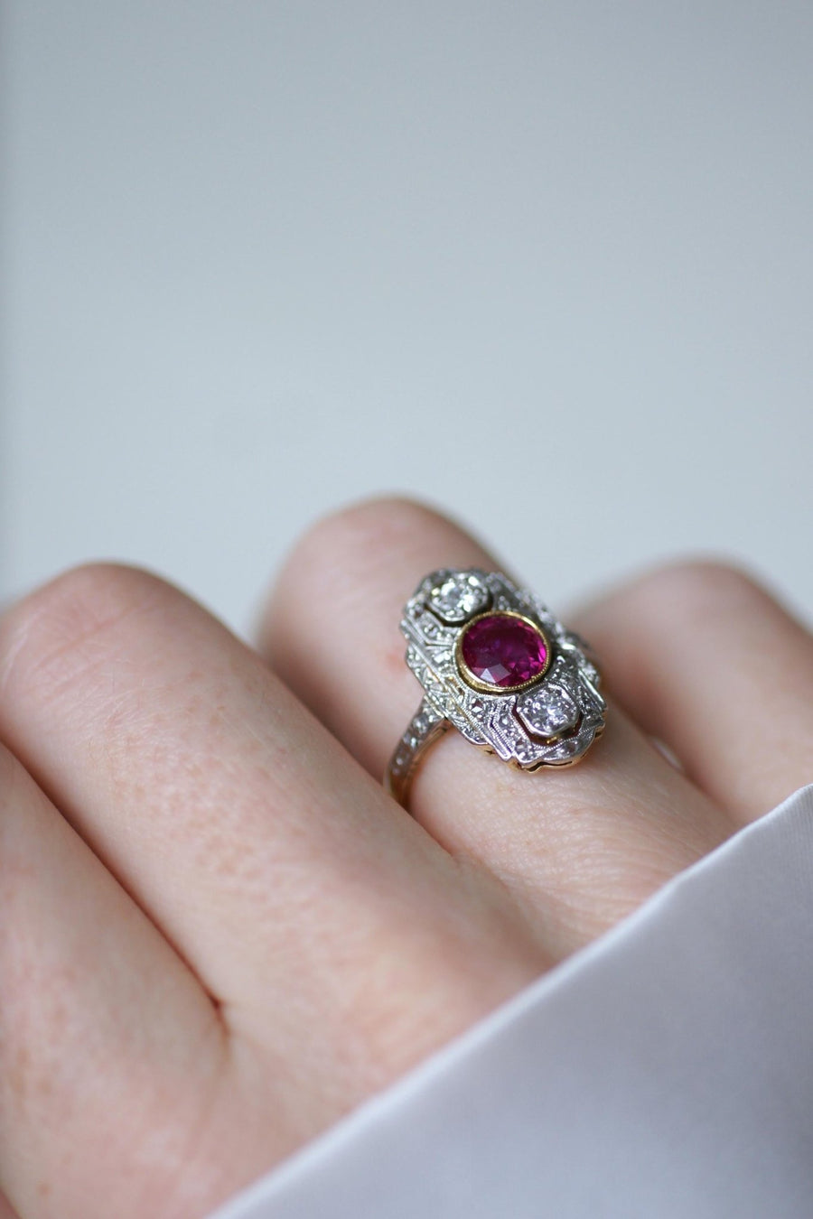 Bague Marquise Art Déco Rubis Birman et Diamants - Galerie Pénélope