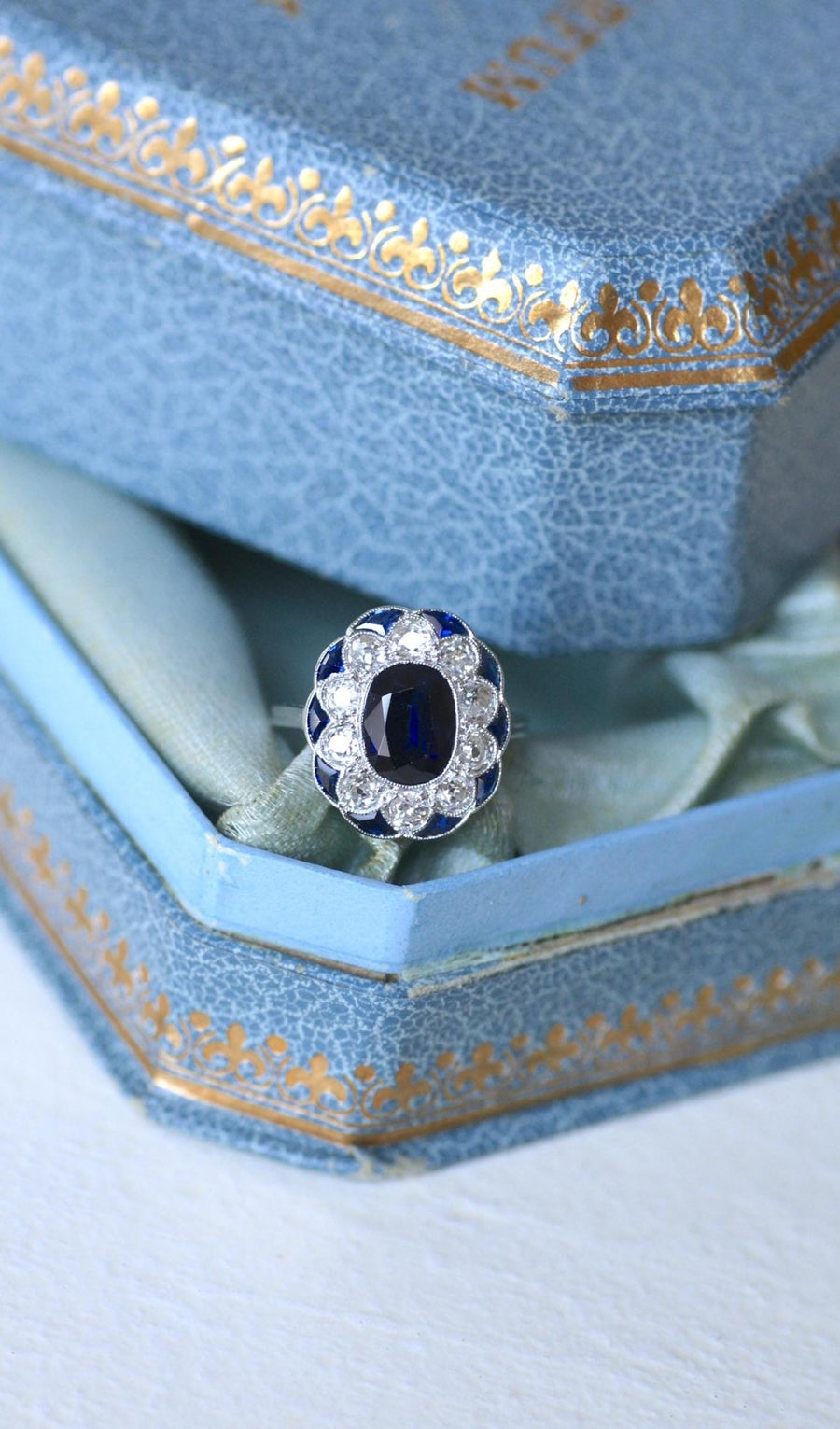 Bague Pompadour Art Déco Saphir et Diamants - Galerie Pénélope