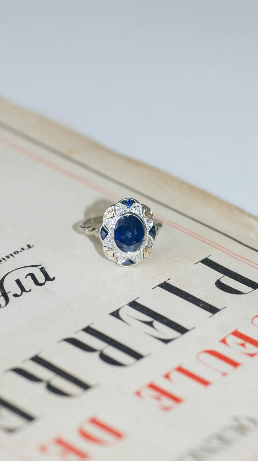 Bague Rosace Art Déco Saphir et Diamants - Galerie Pénélope