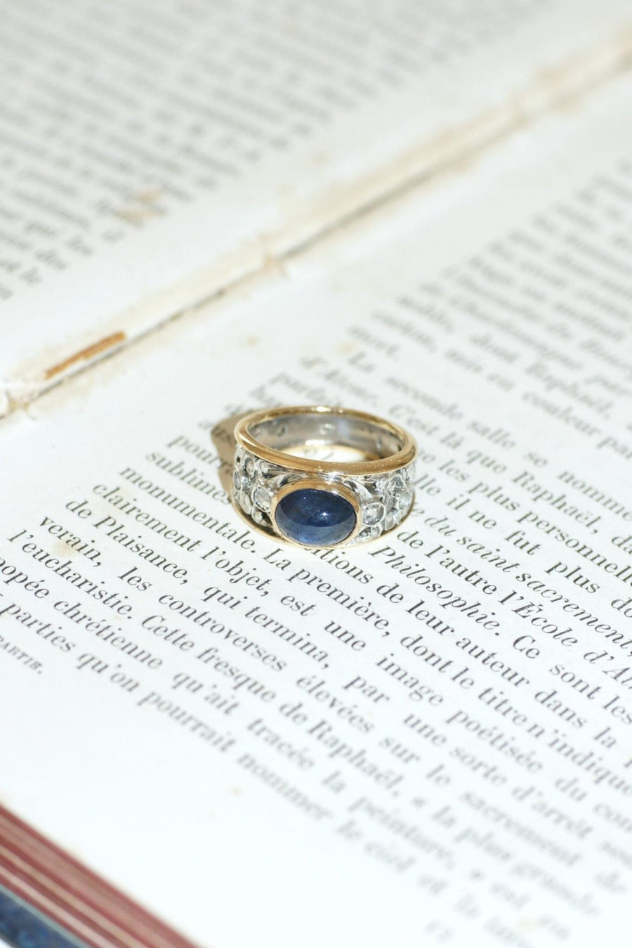 Bague Saphir Cabochon et Diamants sur Or jaune et Argent - Galerie Pénélope