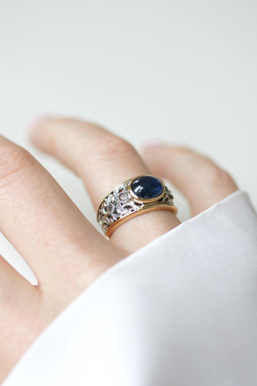 Bague Saphir Cabochon et Diamants sur Or jaune et Argent - Galerie Pénélope