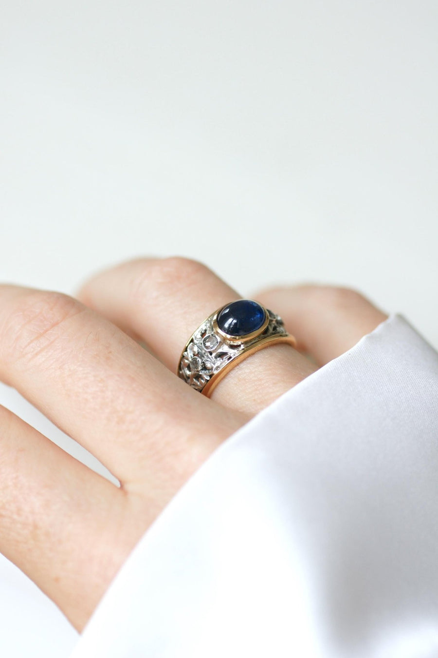 Bague Saphir Cabochon et Diamants sur Or jaune et Argent - Galerie Pénélope