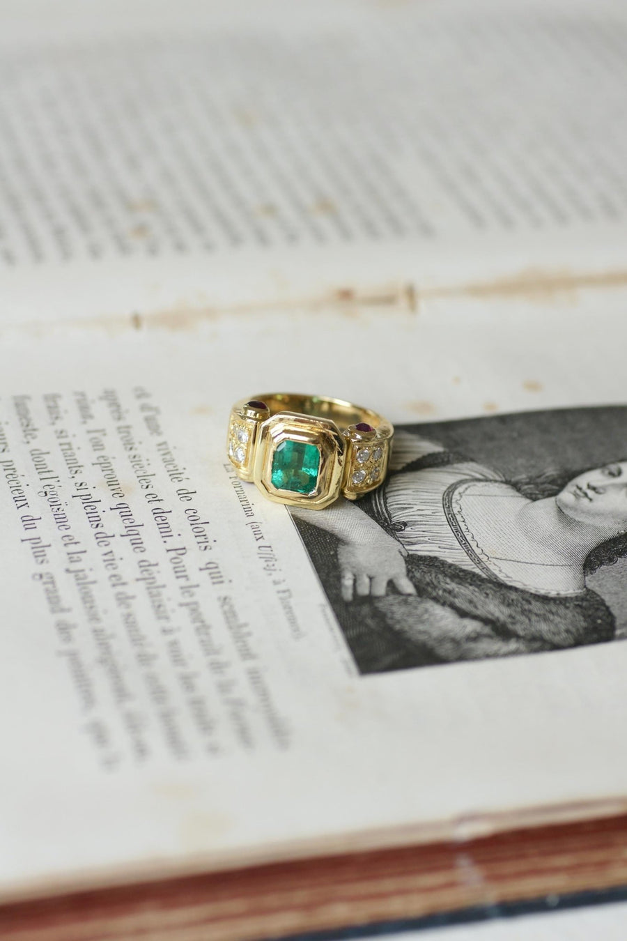 Bague Vintage Emeraude Colombienne, Diamants et Rubis sur Or Jaune - Galerie Pénélope