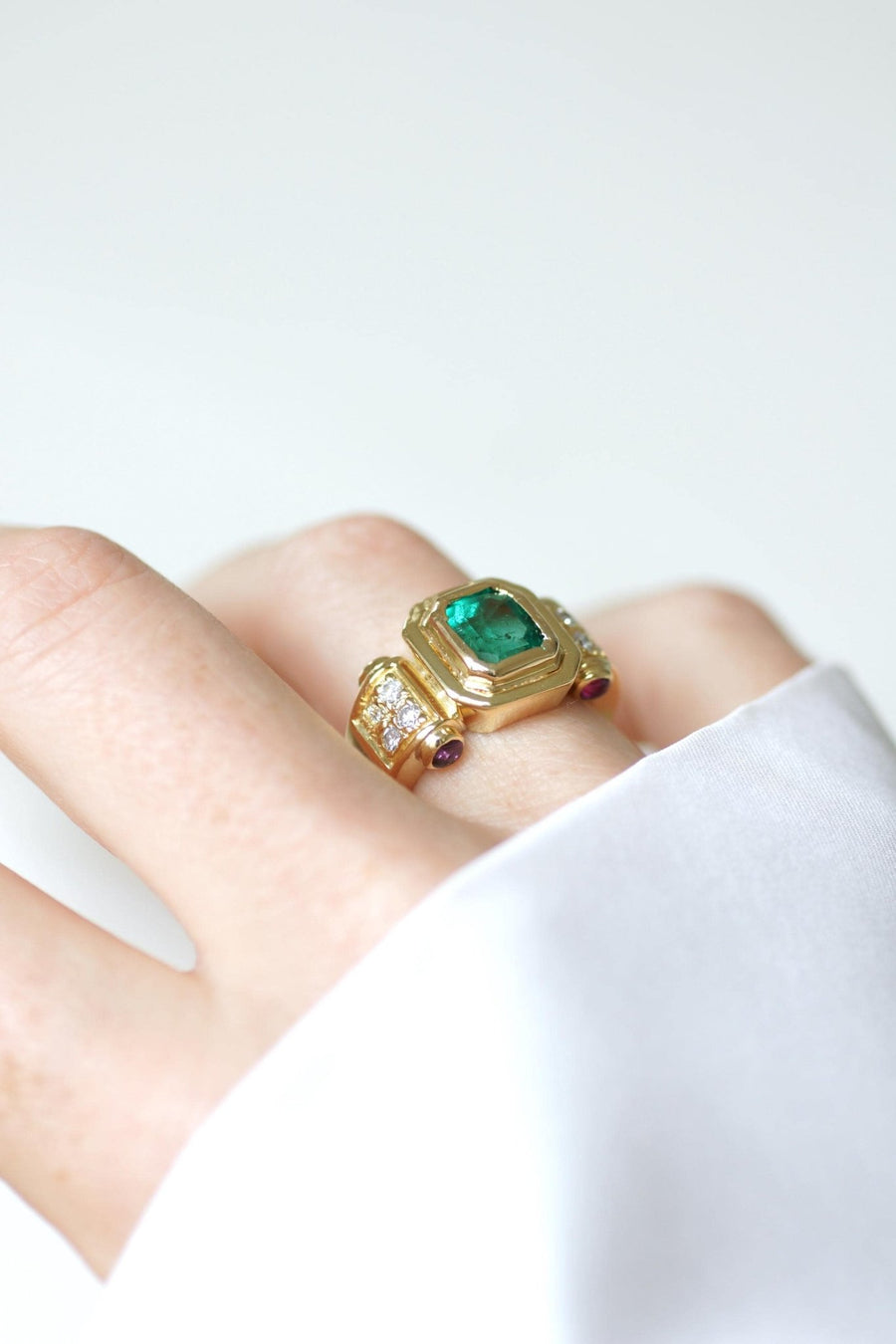Bague Vintage Emeraude Colombienne, Diamants et Rubis sur Or Jaune - Galerie Pénélope