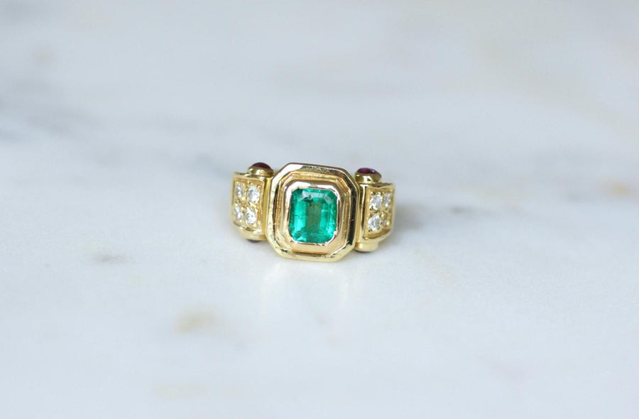 Bague Vintage Emeraude Colombienne, Diamants et Rubis sur Or Jaune - Galerie Pénélope