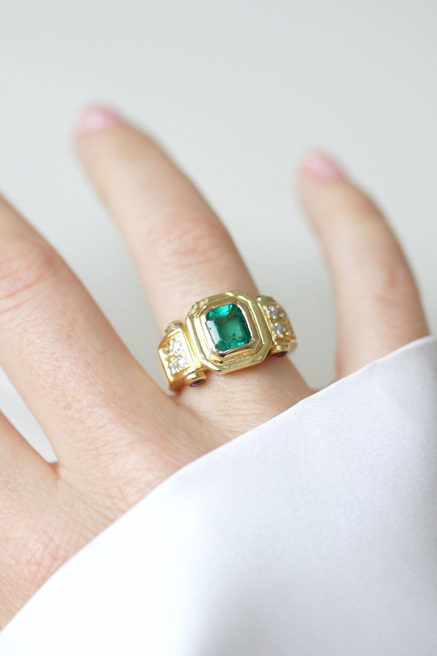 Bague Vintage Emeraude Colombienne, Diamants et Rubis sur Or Jaune - Galerie Pénélope