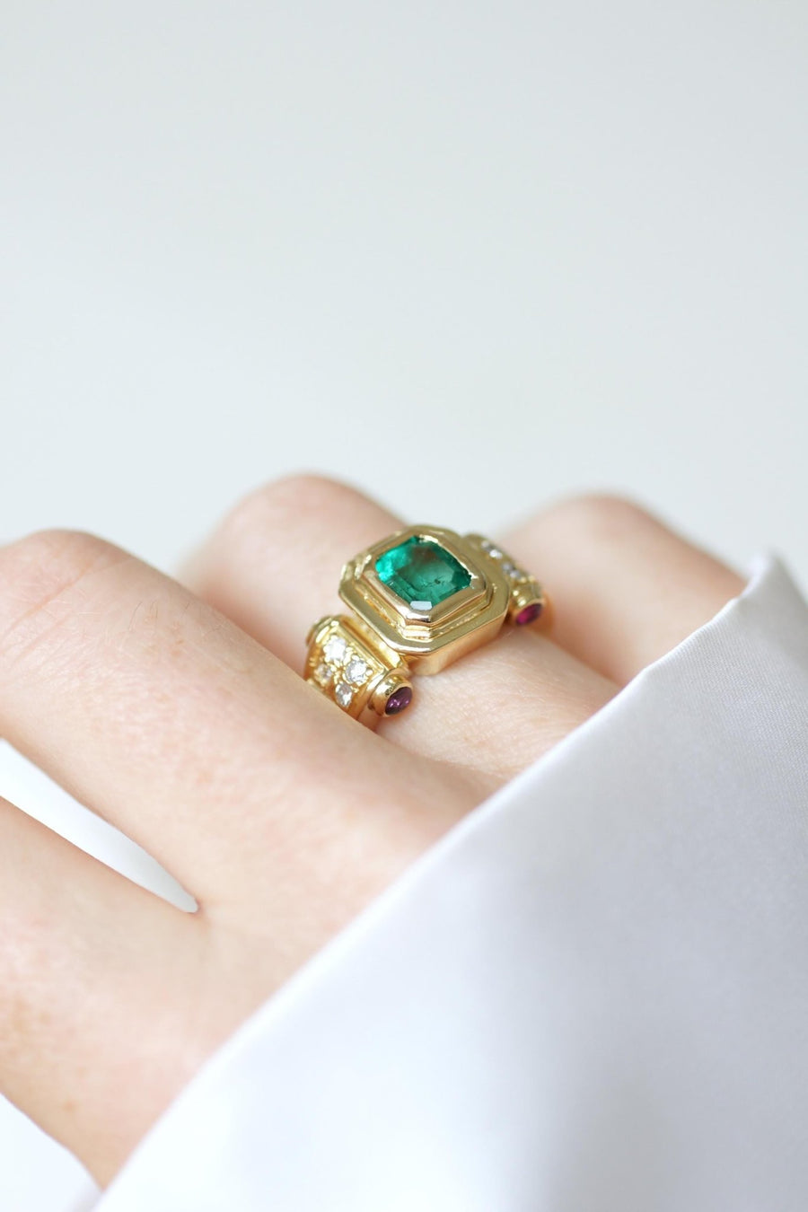 Bague Vintage Emeraude Colombienne, Diamants et Rubis sur Or Jaune - Galerie Pénélope
