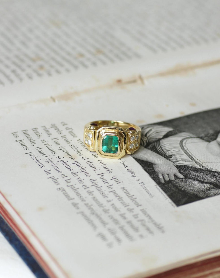 Bague Vintage Emeraude Colombienne, Diamants et Rubis sur Or Jaune - Galerie Pénélope