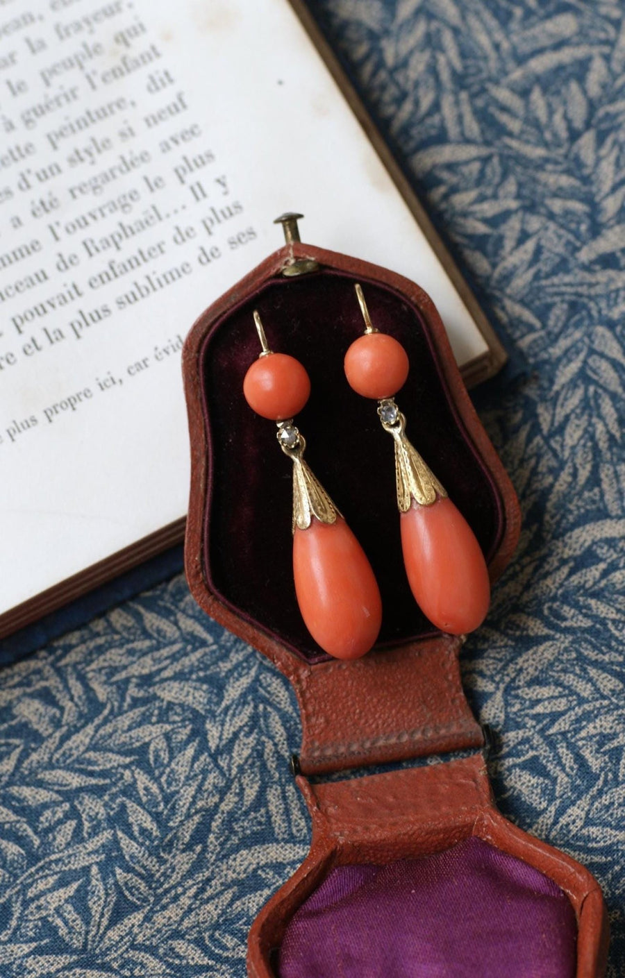 Boucles d'Oreilles Anciennes Goutte Corail et Diamant - Galerie Pénélope