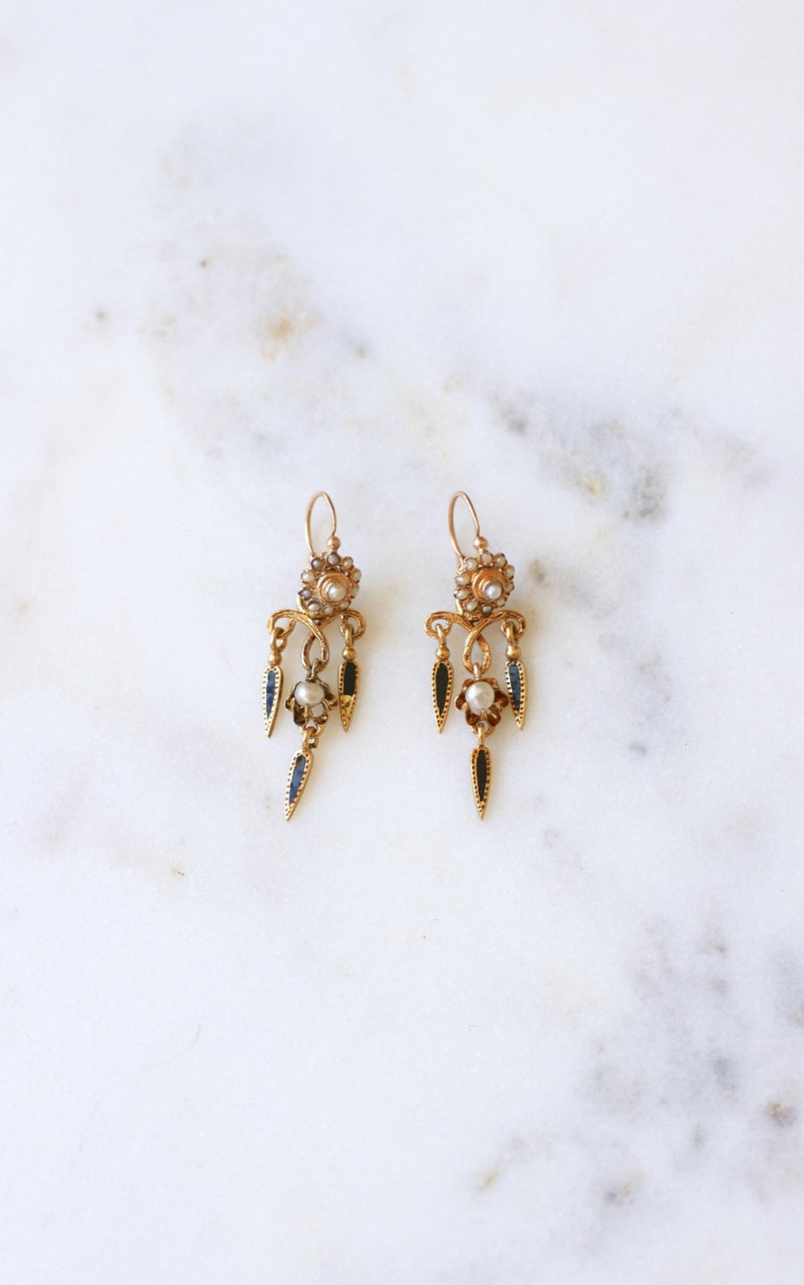 Boucles d'Oreilles Anciennes Pendantes Email et Perles - Galerie Pénélope