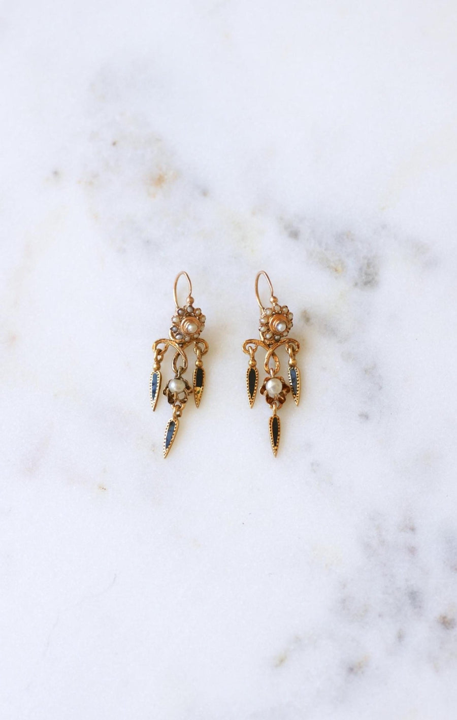 Boucles d'Oreilles Anciennes Pendantes Email et Perles - Galerie Pénélope