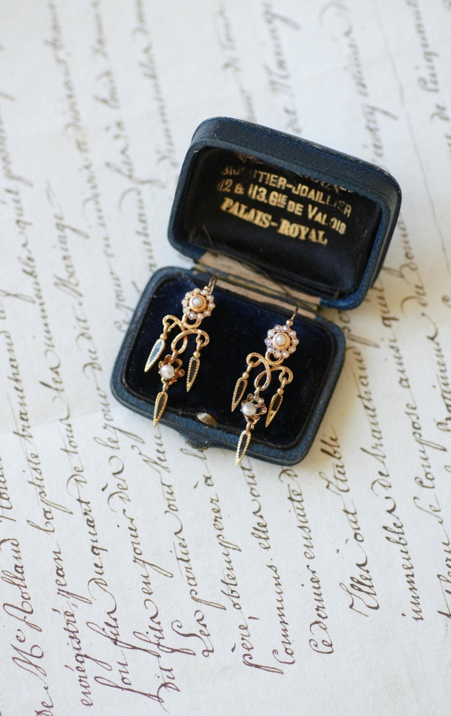Boucles d'Oreilles Anciennes Pendantes Email et Perles - Galerie Pénélope