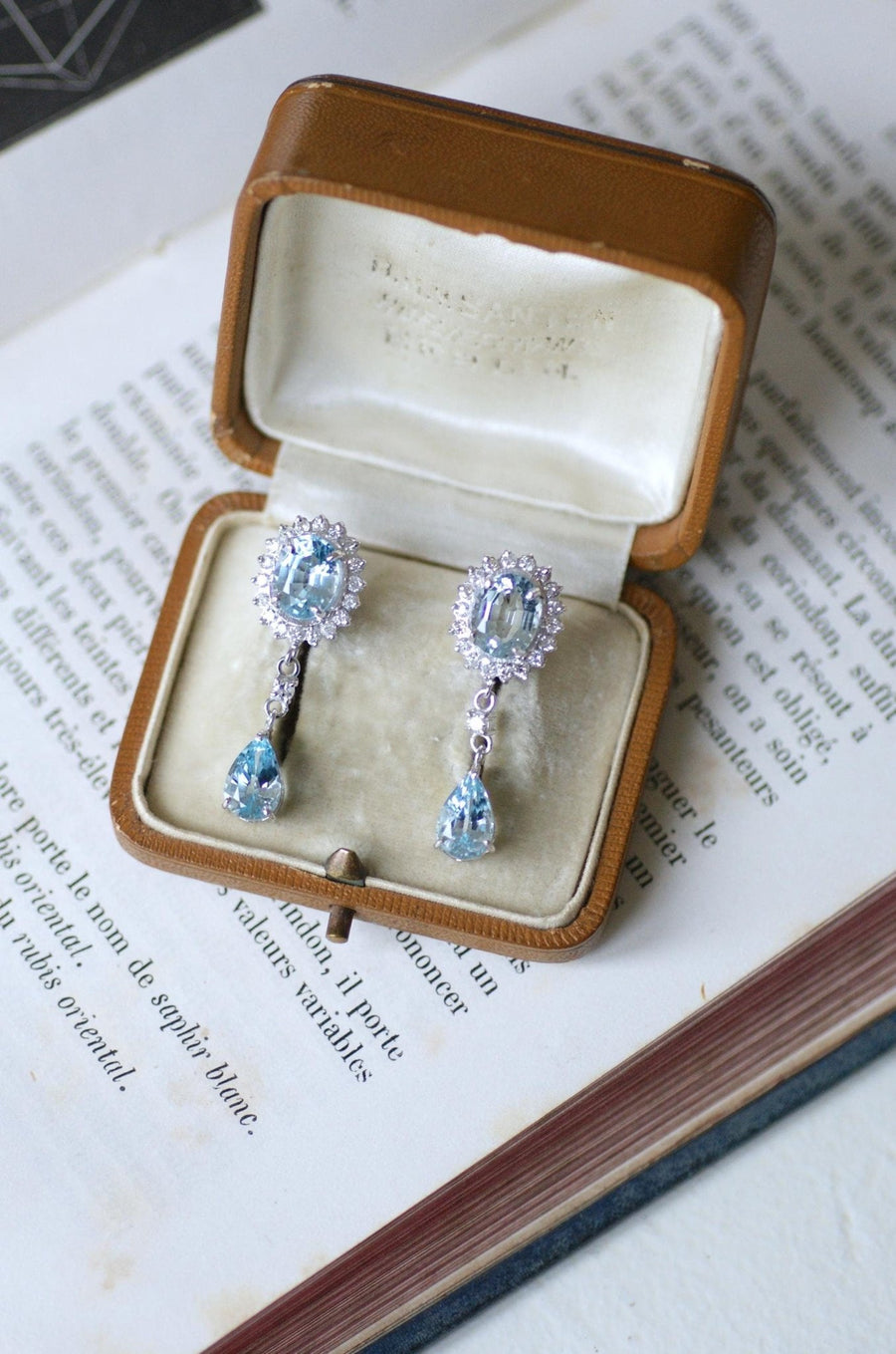 Boucles d'oreilles Gouttes Topaze Bleue et Diamant sur Or Blanc - Galerie Pénélope