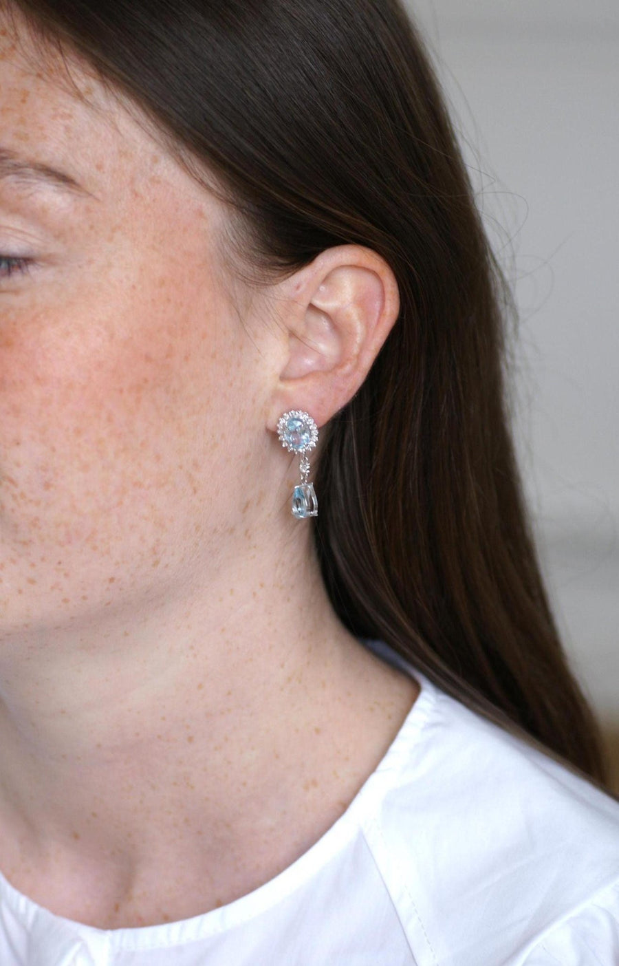 Boucles d'oreilles Gouttes Topaze Bleue et Diamant sur Or Blanc - Galerie Pénélope