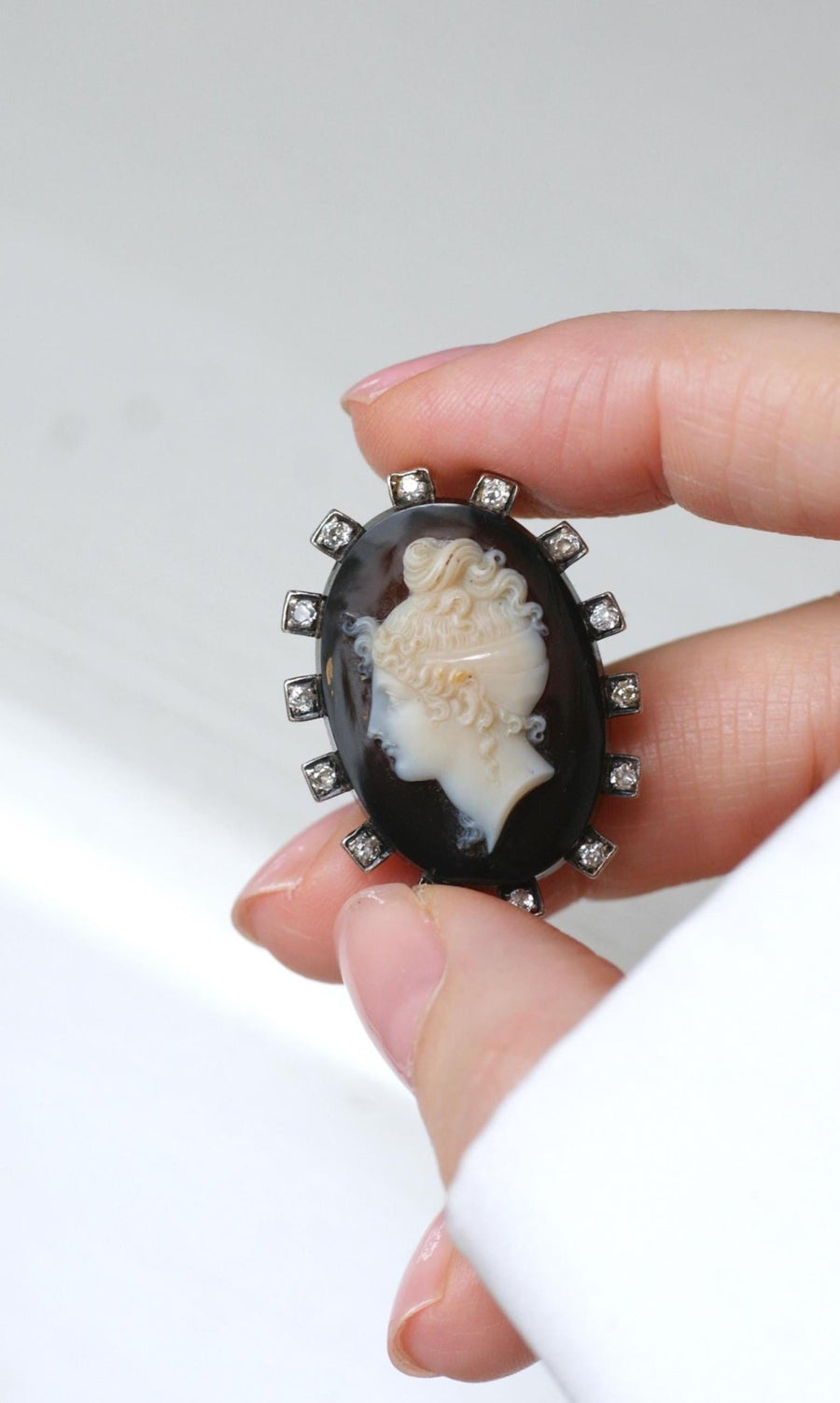 Broche Camée Onyx et Diamants - Galerie Pénélope