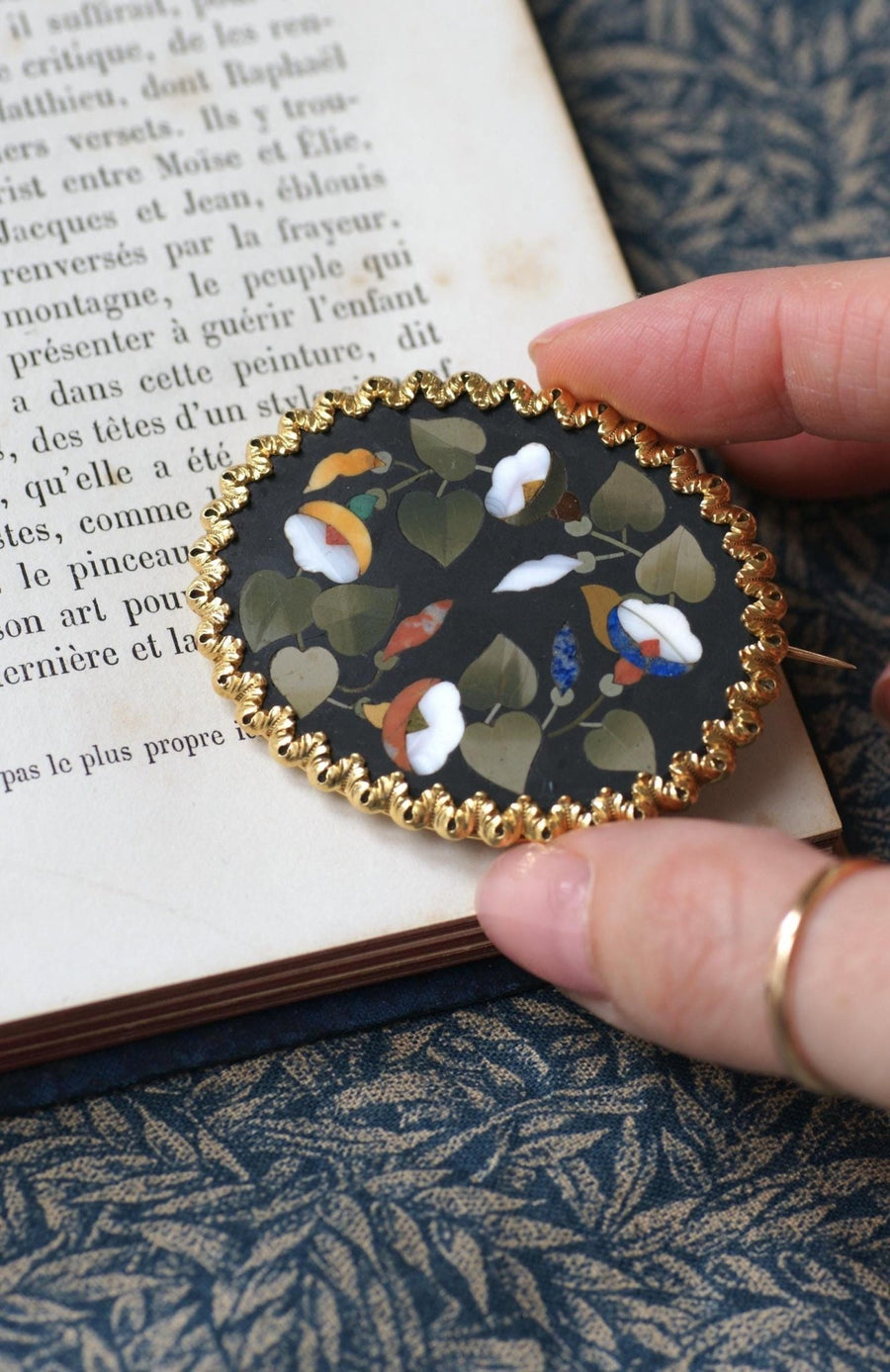 Broche Fleur Pietra Dura sur Or Jaune - Galerie Pénélope
