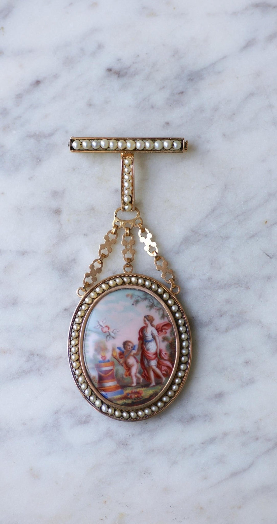 Broche Or, Perles, et Miniature Porcelaine par Auguste Perrette - Galerie Pénélope