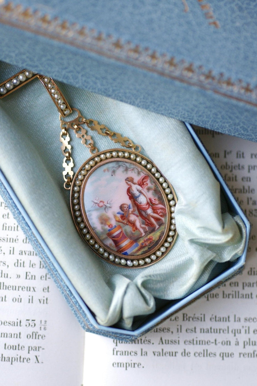 Broche Or, Perles, et Miniature Porcelaine par Auguste Perrette - Galerie Pénélope